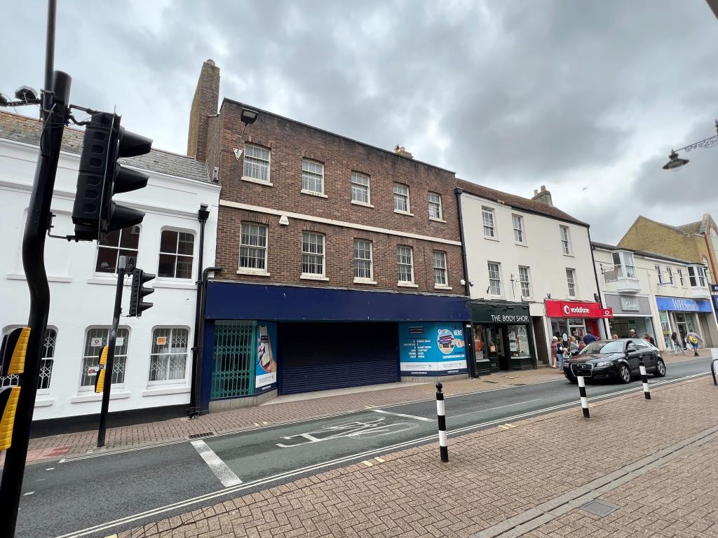 Lot: 137 - FREEHOLD TOWN CENTRE SHOP AND UPPER PARTS WITH PLANNING FOR CONVERSION -